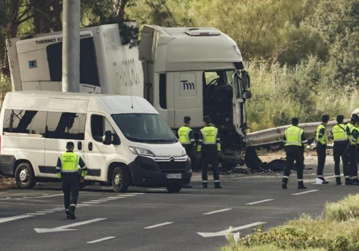 Estado del camión accidentado en la AP-4