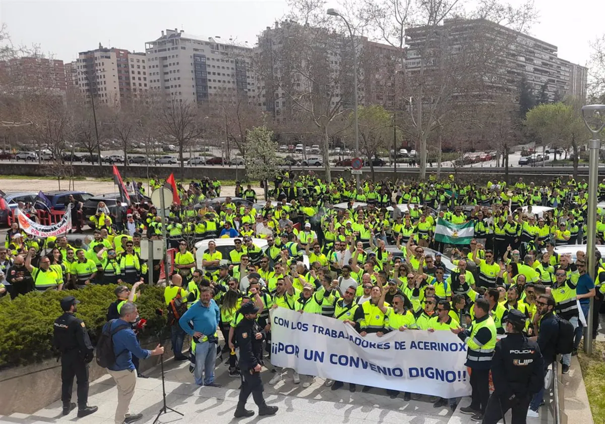 Manifestación de trabajadores en la sede de Acerinox en Madrid