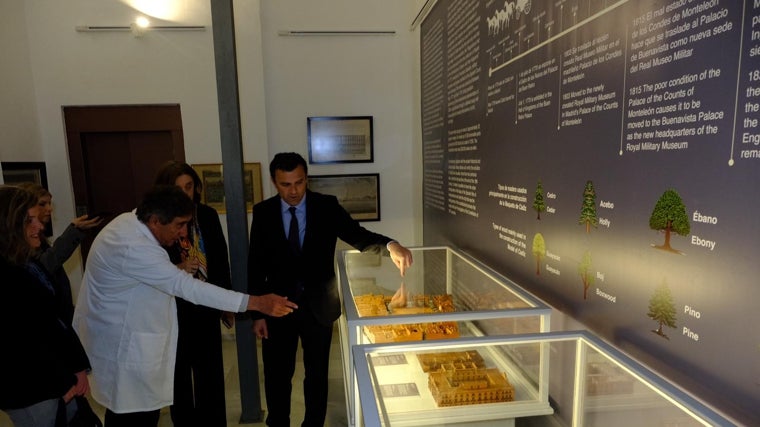 El restaurador y la directora del Museo de Las Cortes acompañan al alcalde de Cádiz en la inauguración de la exposición.