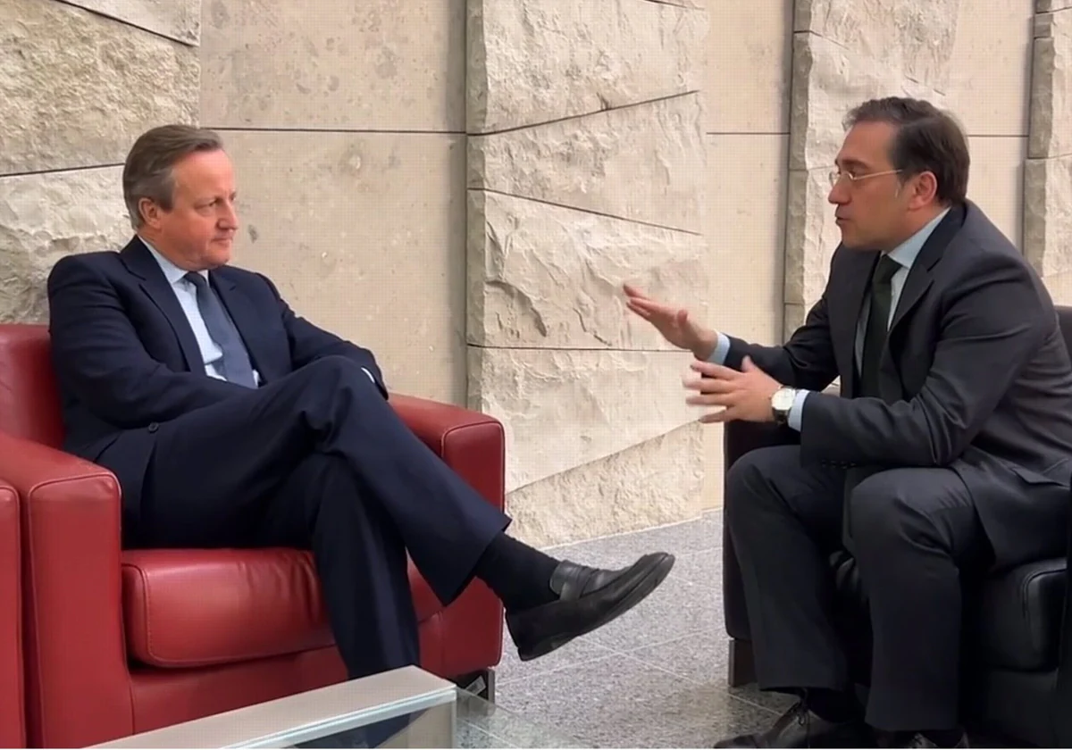 El ministro de Asuntos Exteriores, Unión Europea y Cooperación, José Manuel Albares, se reúne con su nuevo homólogo británico, David Cameron.
