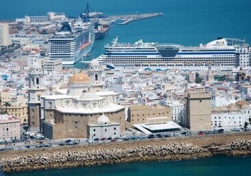 Alrededor de 10.000 personas desembarcarán este jueves en Cádiz a través de tres cruceros
