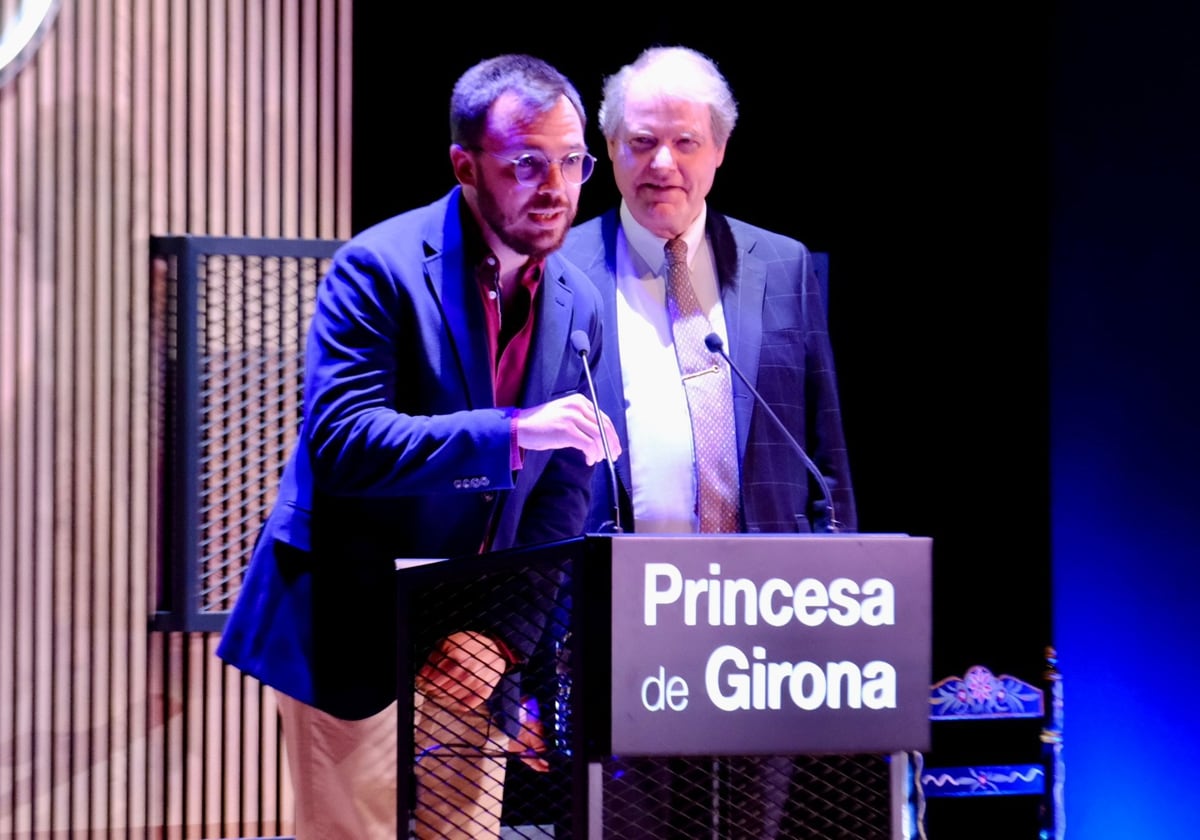 El arquitecto alicantino Daniel Millor Vela, agradece el premio en presencia del presidente de la Fundación Princesa de Girona.