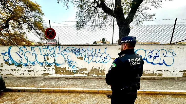 La Policía Local de El Puerto denuncia a tres grafiteros por deslucimiento de bienes públicos