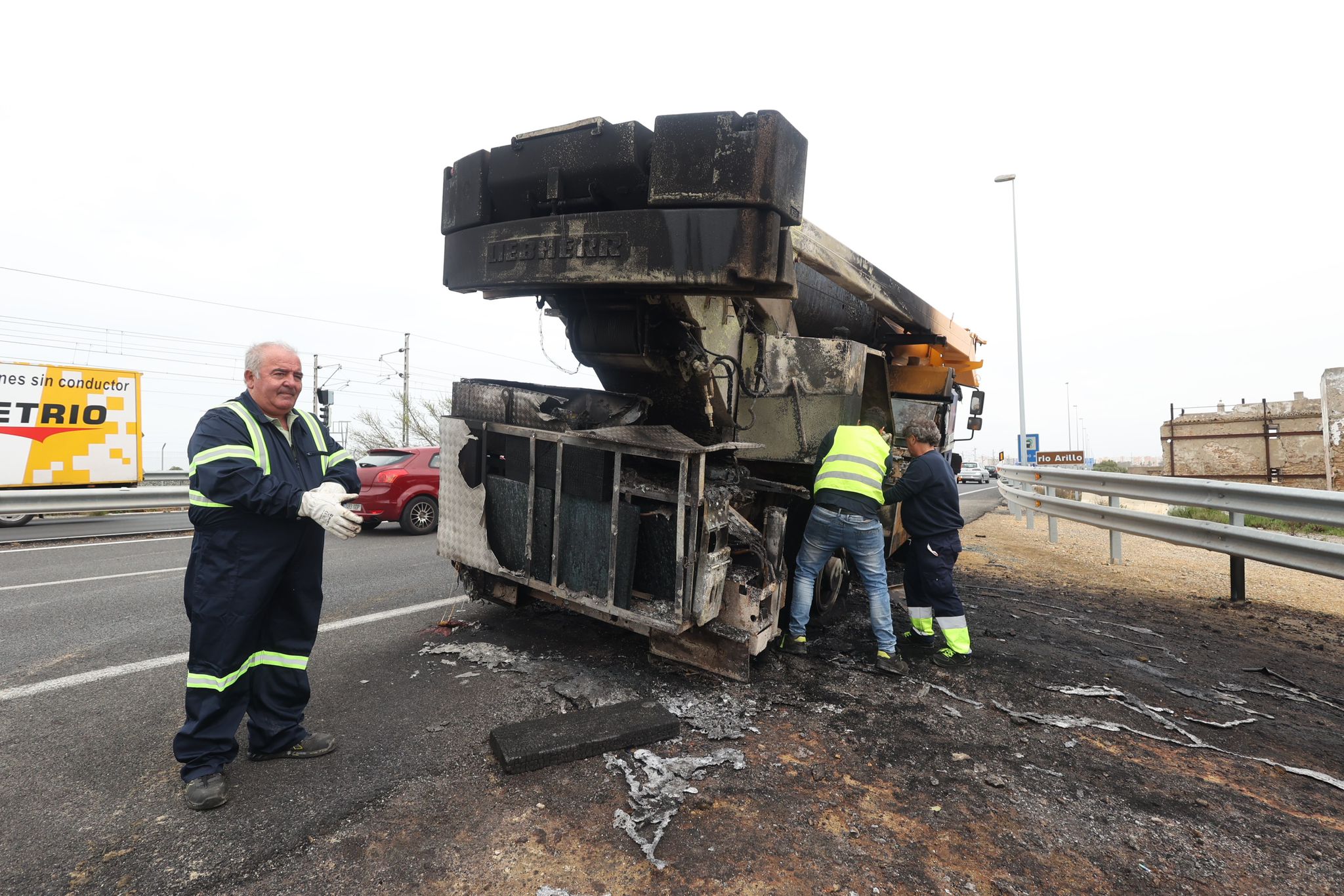 Las imágenes del camión grúa incendiado