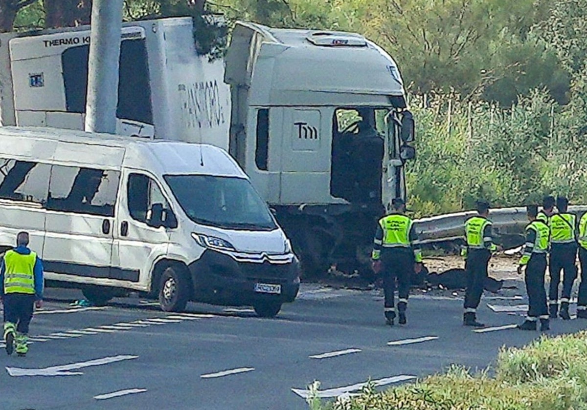 El camionero del accidente mortal de la autopista Cádiz-Sevilla sale en libertad provisional