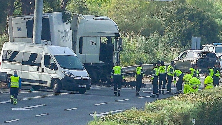 El camionero del accidente mortal de la autopista Cádiz-Sevilla sale en libertad provisional