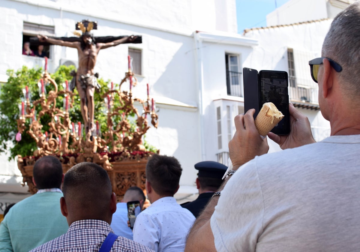 El Santísimo Cristo de la Sed procesionando por las calles de Jerez.