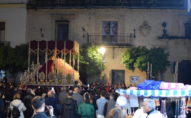 La Paz de Fátima da capotazos al mal tiempo para salir a las calles de Jerez