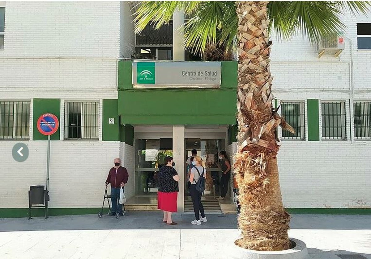 Se desploma parte de un falso techo del centro de salud El Lugar de Chiclana