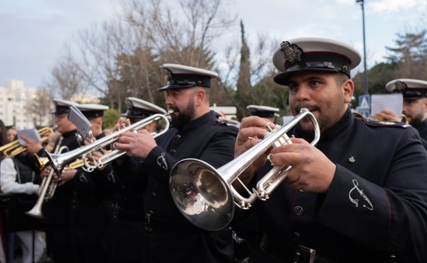 Asociación Cultural Musical Lágrimas de Dolores de San Fernando, en la puerta de la Parroquia de San José Artesano.