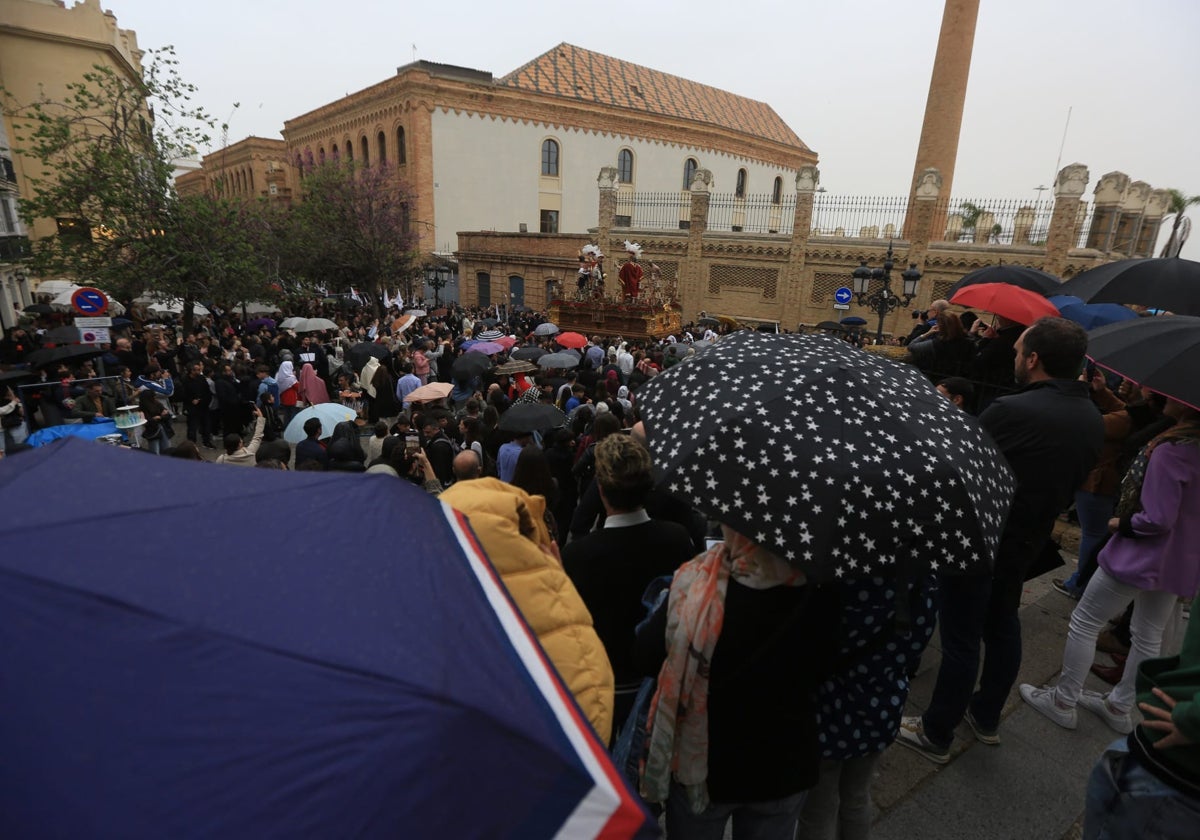 Las lluvias están desluciendo la Semana Santa gaditana.