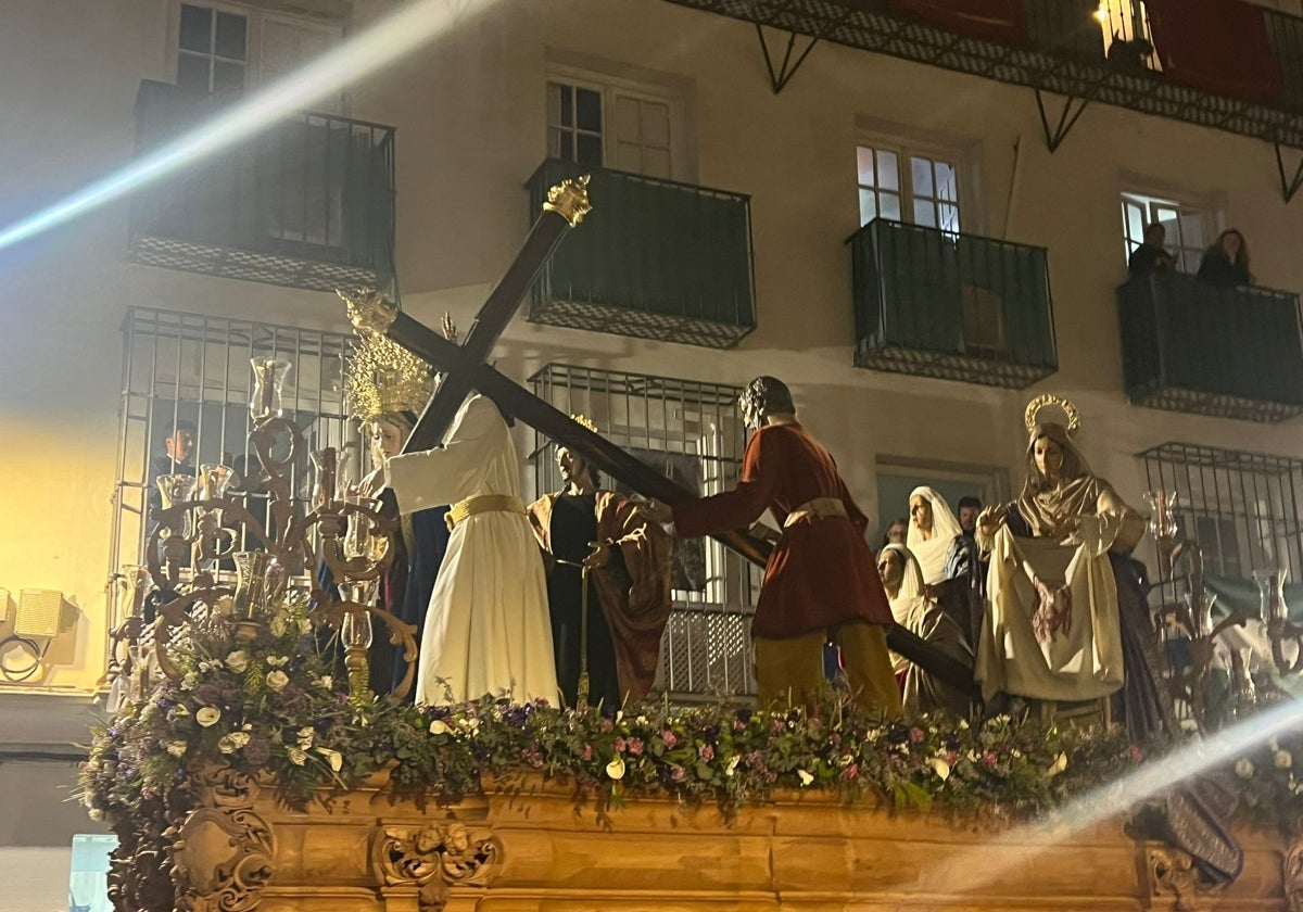 Afligidos a su paso por el palco de autoridades.