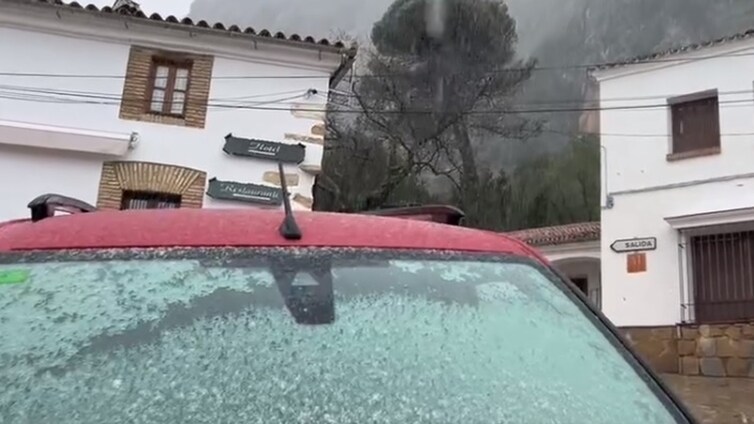 Intensa nevada en la Sierra de Cádiz: Villaluenga del Rosario se cubre de blanco este Martes Santo