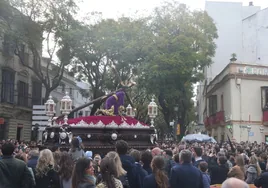 Jerez se vuelca con las Tres Caídas, única cofradía en las calles en el Miércoles Santo