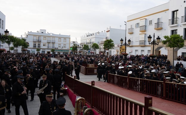 La  Plaza Mayor repleta a la salida  del Medinaceli.