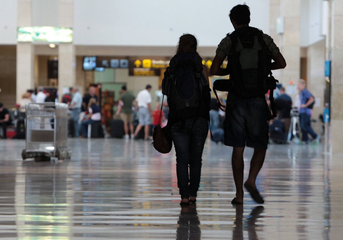 Dos jóvenes en un aeropuerto