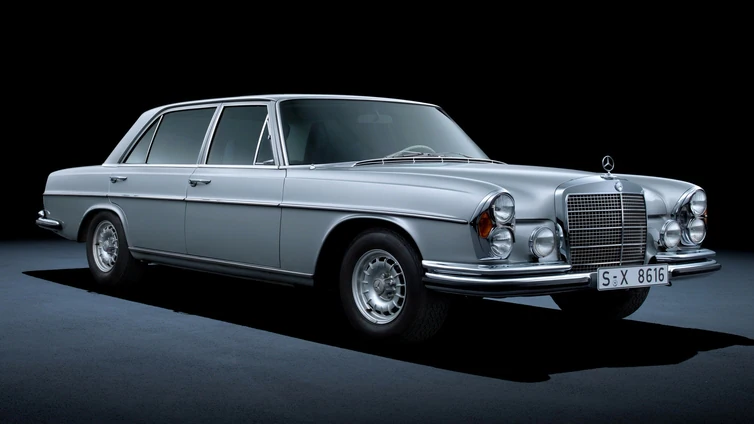 Recuperan el clásico Mercedes Benz de 1968 en un parking privado en un polígono gaditano