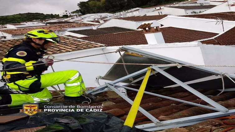Bomberos desmontan unas placas solares ubicadas sobre una vivienda de El Gastor por riesgo de caída
