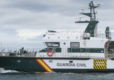 Cinco narcolanchas embisten a una patrullera del Servicio Marítimo de la Guardia Civil de Algeciras