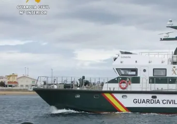 Cinco narcolanchas embisten a una patrullera del Servicio Marítimo de la Guardia Civil de Algeciras