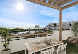 Terraza de un apartamento turístico del resort Punta Candor Suites en Rota.