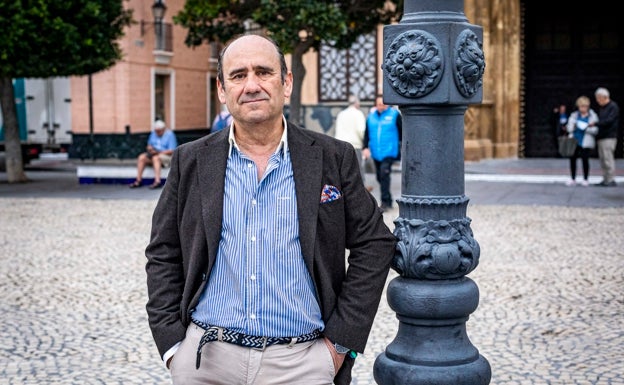 Manolo Bernal, vecino de la calle Torre, en la plaza de San Antonio.