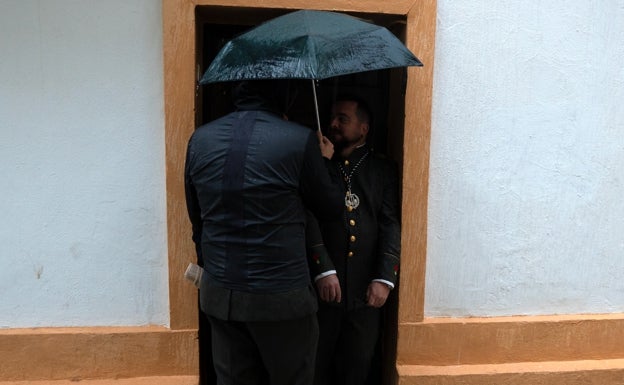 La lluvia dejó sin procesiones al Viernes Santo.