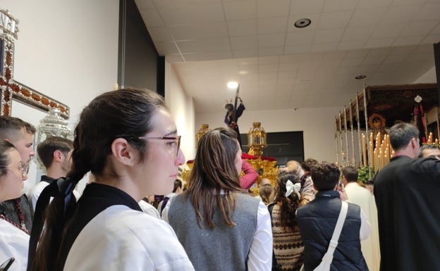 Humildad para un Nazareno en una negra tarde de Jueves Santo en El Puerto