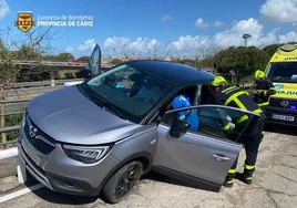 Accidente de tráfico en el puente de acceso a Bahía Sur