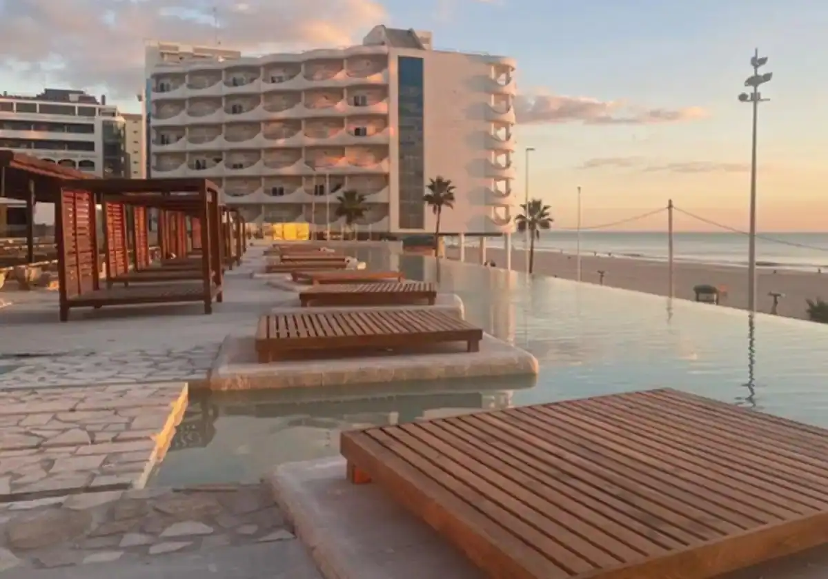 Imagen tomada desde el Hotel Cádiz Bahía, con el Hotel Playa Victoria al fondo.
