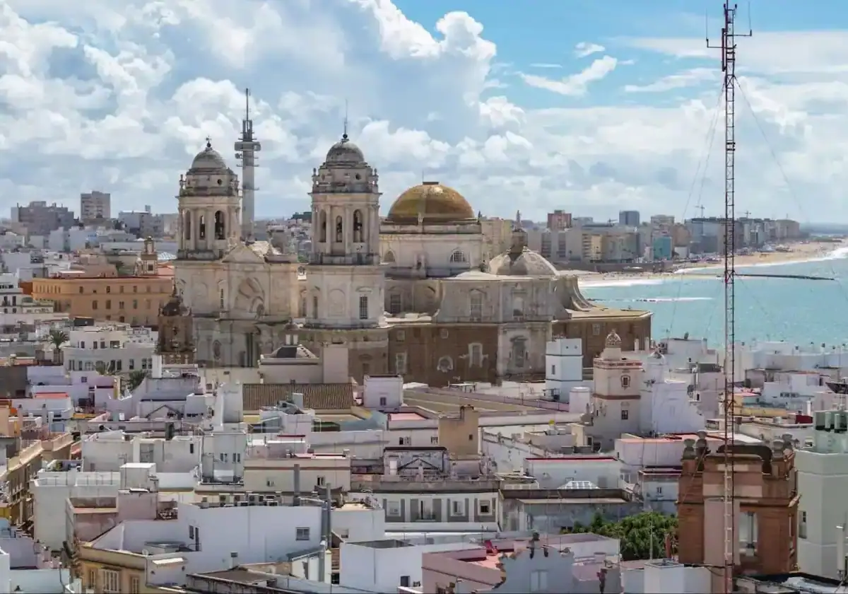 Vista panorámica de Cádiz con algunas de sus viviendas.
