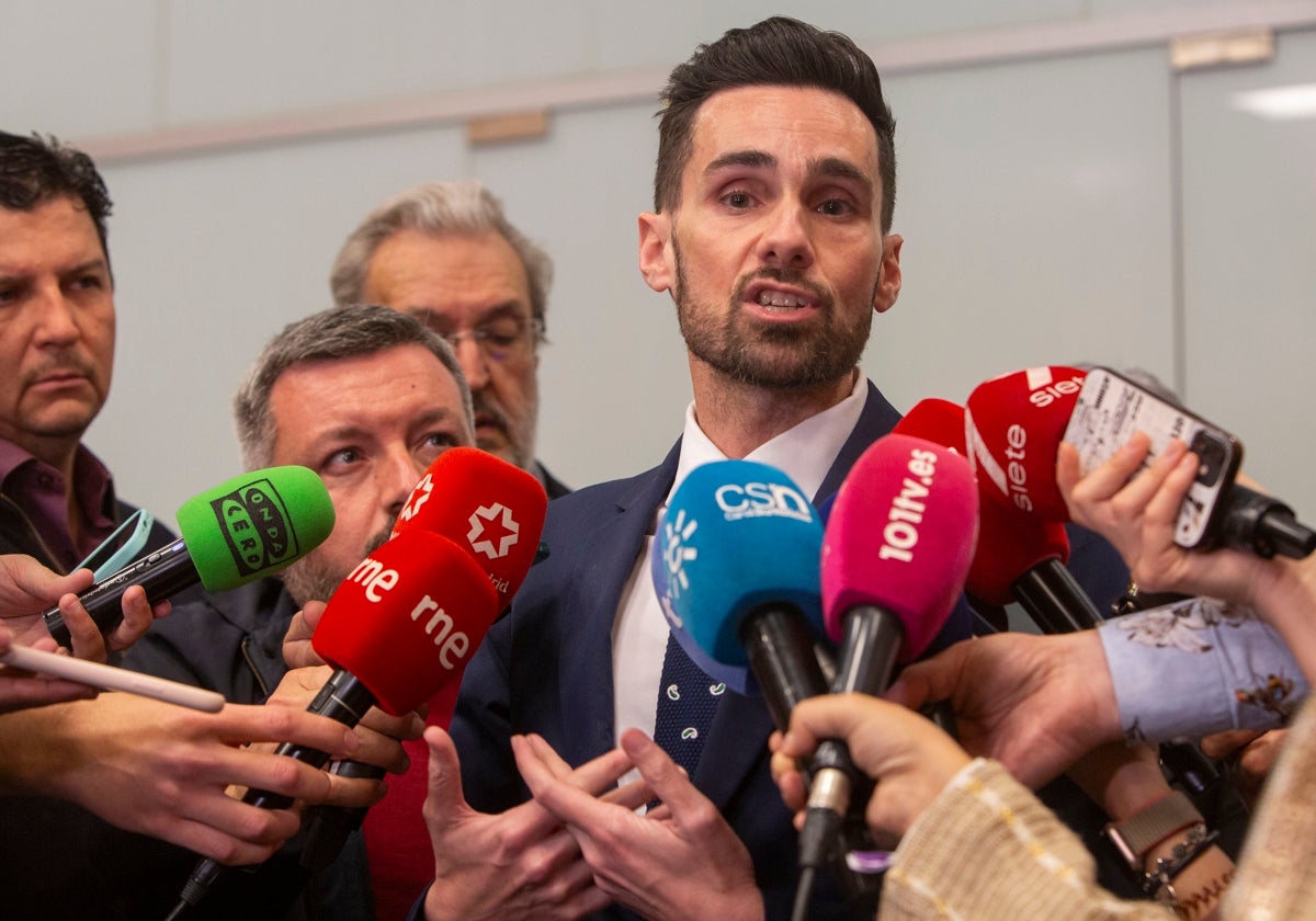 El secretario de Estado, este martes atendiendo a los medios.