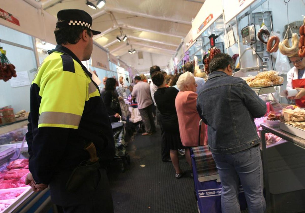 El PSOE advierte que el servicio de policía de barrio y de mercados puede desaparecer