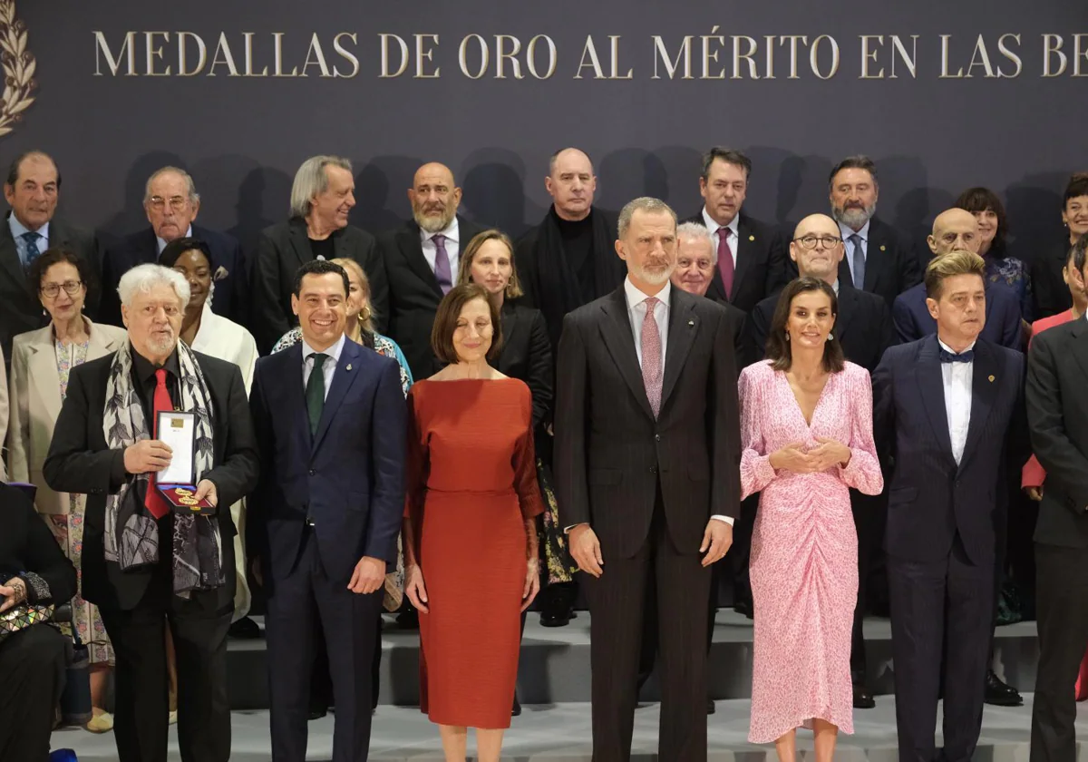 Foto de familia de los Reyes de España y el presidente de la Junta de Andalucía con los galardonados.