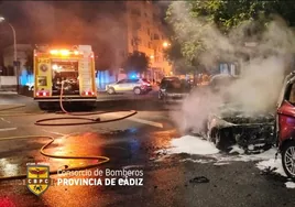 Incendio en vehículos aparcados en la calle durante la madrugada en Sanlúcar