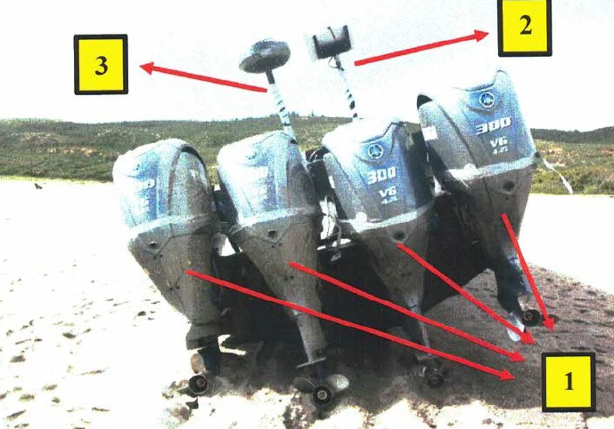 Imagen de la narcolancha intervenida a los detenidos: porta cuatro motores (1), y dos mástiles o antenas, para el sistema wifi (2), y para el sistema GPS (3).