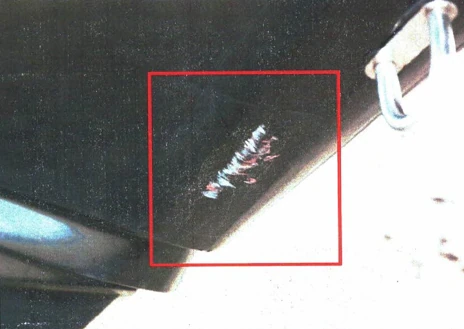 Imagen secundaria 1 - Roces e impactos que presenta la narcolancha que fue interceptada tras los hechos en La Línea con tres de los detenidos. 