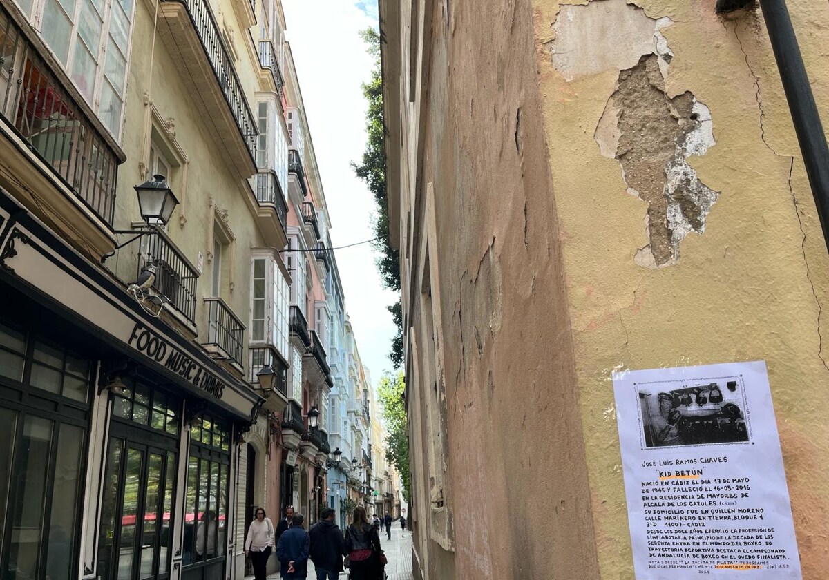Cartel recordando la figura de 'Kid Betún' en el Callejón del Tinte de Cádiz