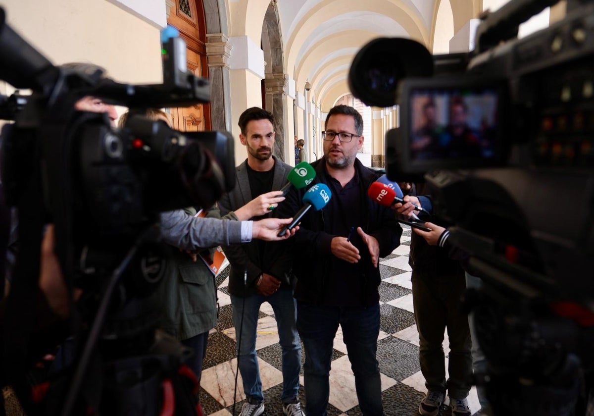 José Ignacio García y David de la Cruz, este viernes junto al Ayuntamiento gaditano.