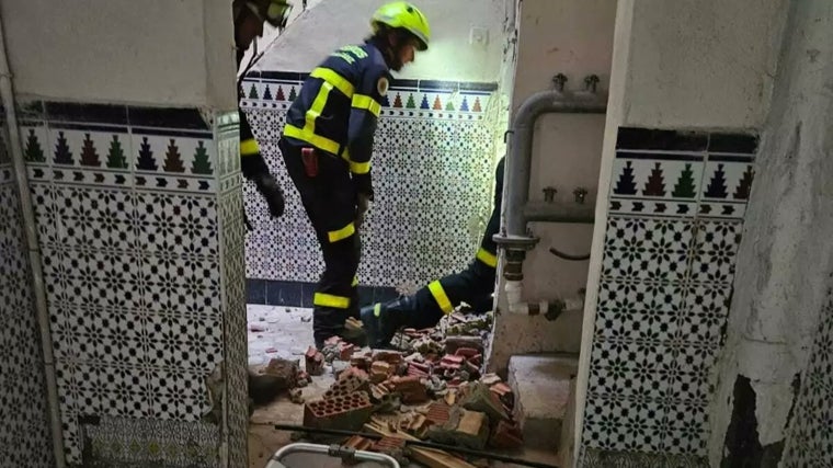 Una mujer herida y trasladada al hospital tras un derrumbe en un edificio en el barrio de Santa María