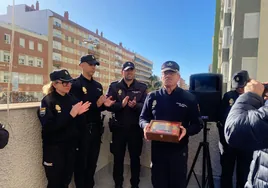 Vídeo: La emocionante despedida del comisario Menacho en Cádiz tras 43 años de servicio