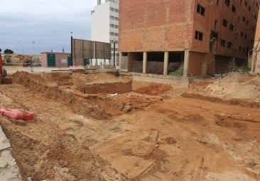 Los restos romanos en el solar de Marqués de Cropani en Cádiz: una canalización hidráulica, una urna con los restos de un niño pequeño y hasta una pátera del siglo III a. C