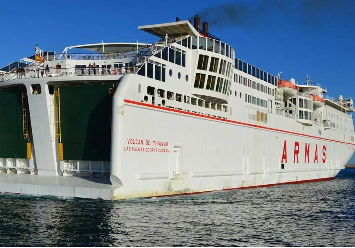 El buque 'Volcán de Tinamar' llegará a Cádiz la próxima semana a reforzar la línea con Canarias