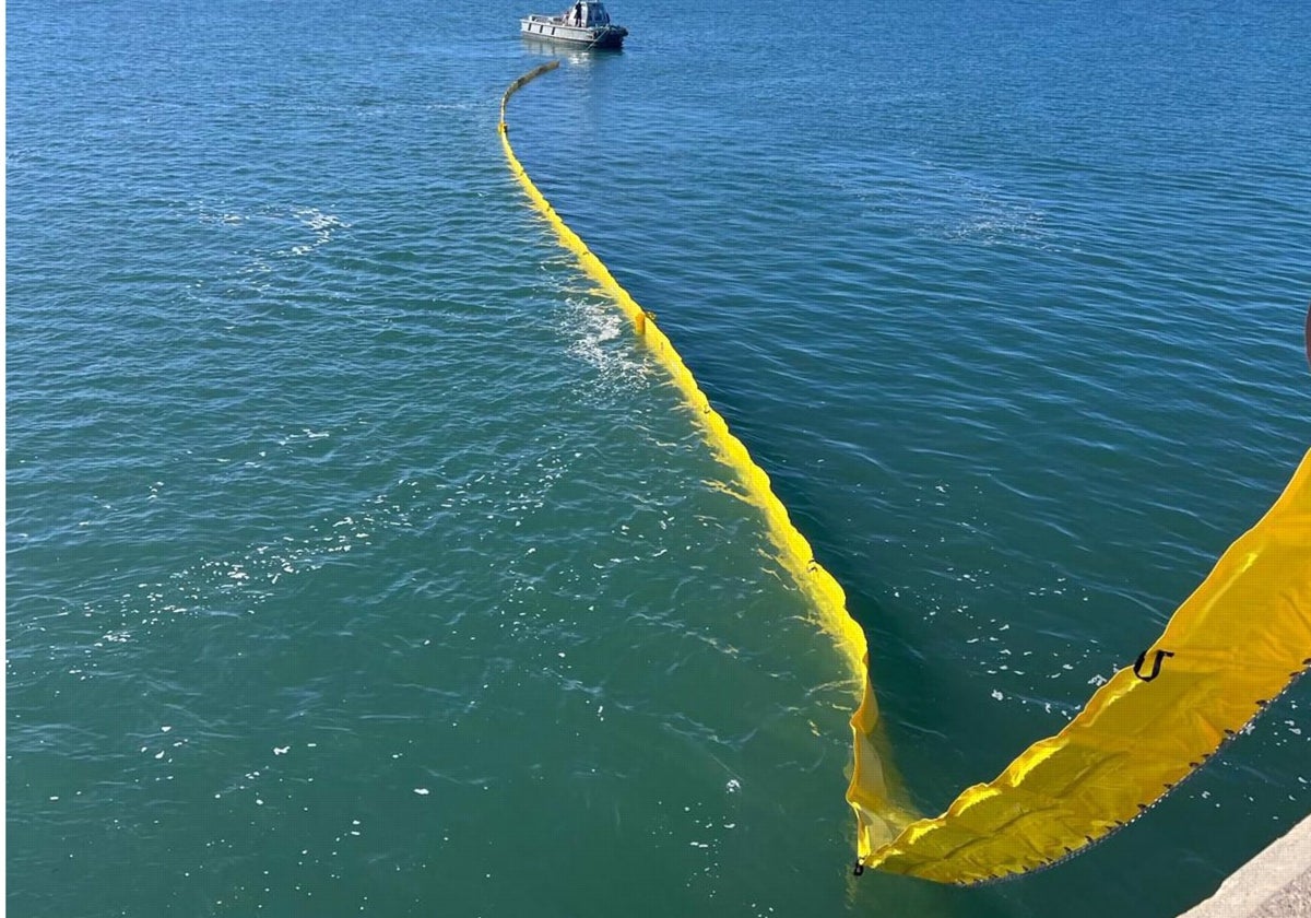 La Armada realiza con éxito el simulacro de un vertido de gasolina en aguas de la Base Naval de Rota