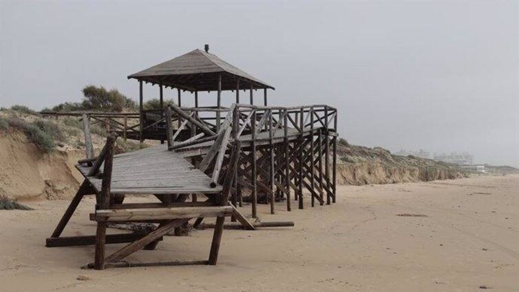 Las playas de Chipiona, Rota, Conil y Barbate pasarán por el 'taller' tras los destrozos del temporal Karlotta