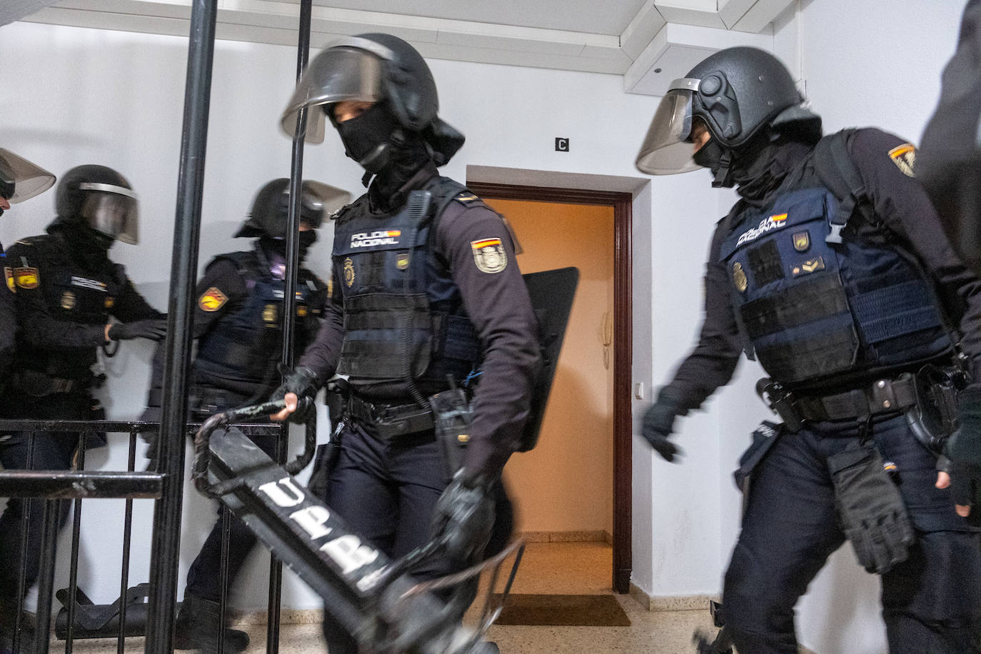 Fotos: Operación de la Policía Nacional antidroga en la barriada de la Paz de Cádiz