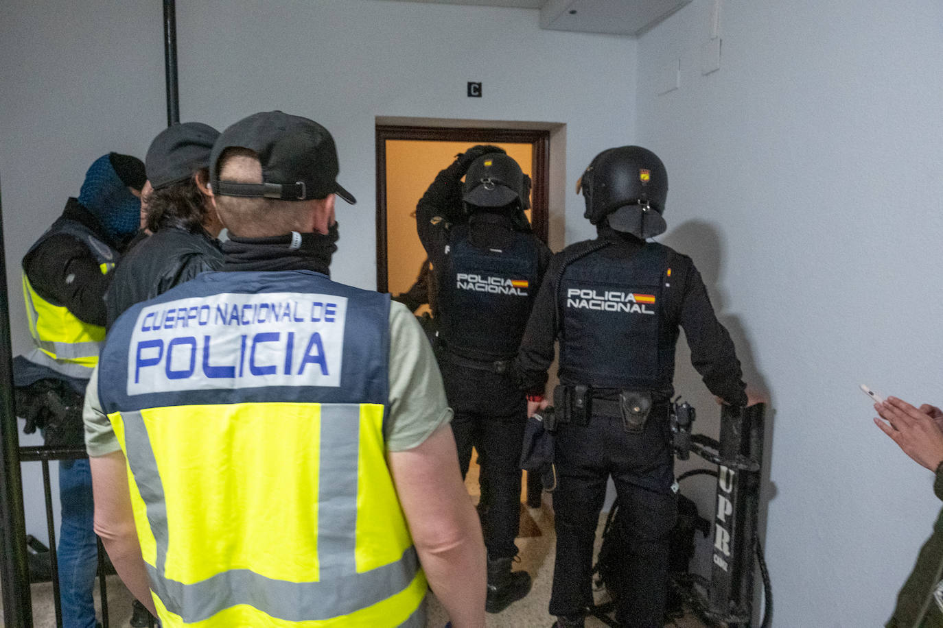 Fotos: Operación de la Policía Nacional antidroga en la barriada de la Paz de Cádiz