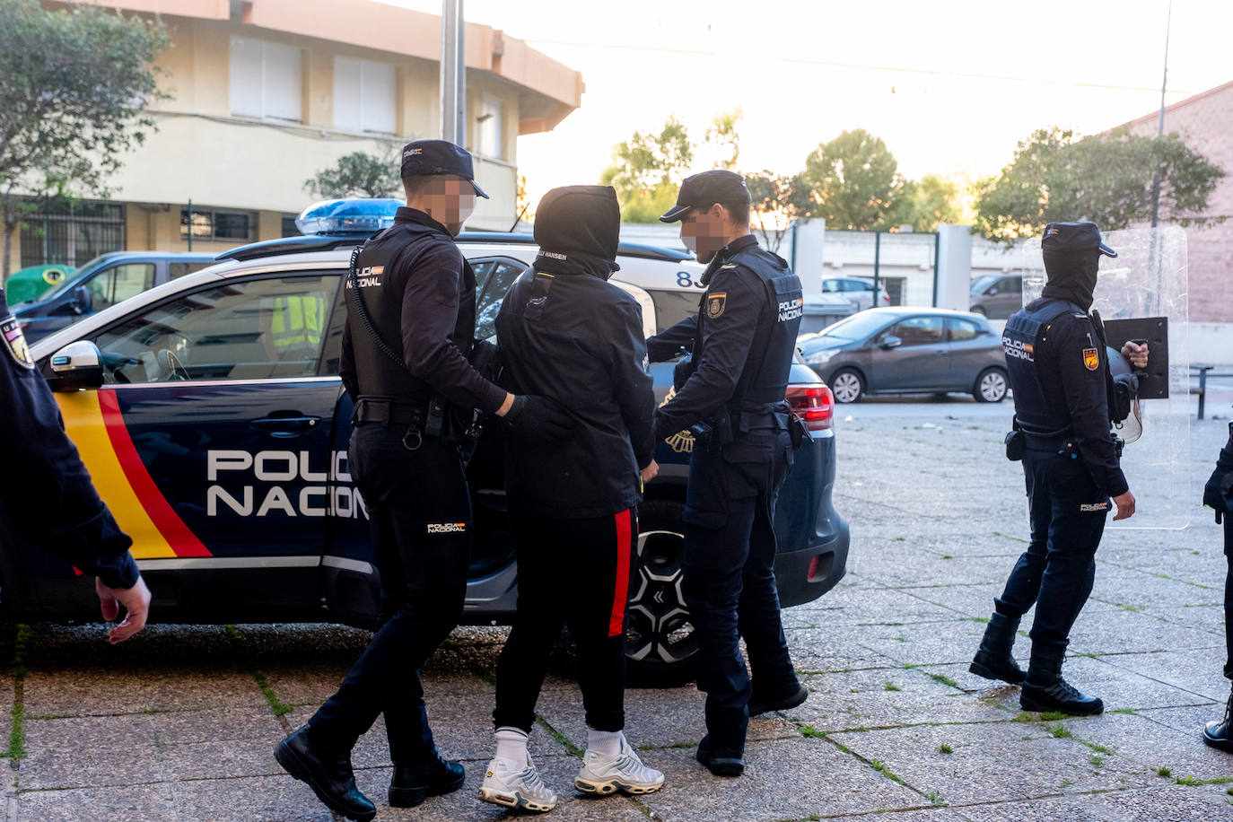 Fotos: Operación de la Policía Nacional antidroga en la barriada de la Paz de Cádiz
