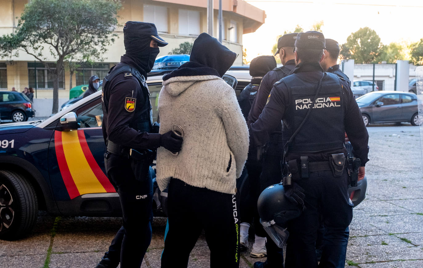 Fotos: Operación de la Policía Nacional antidroga en la barriada de la Paz de Cádiz