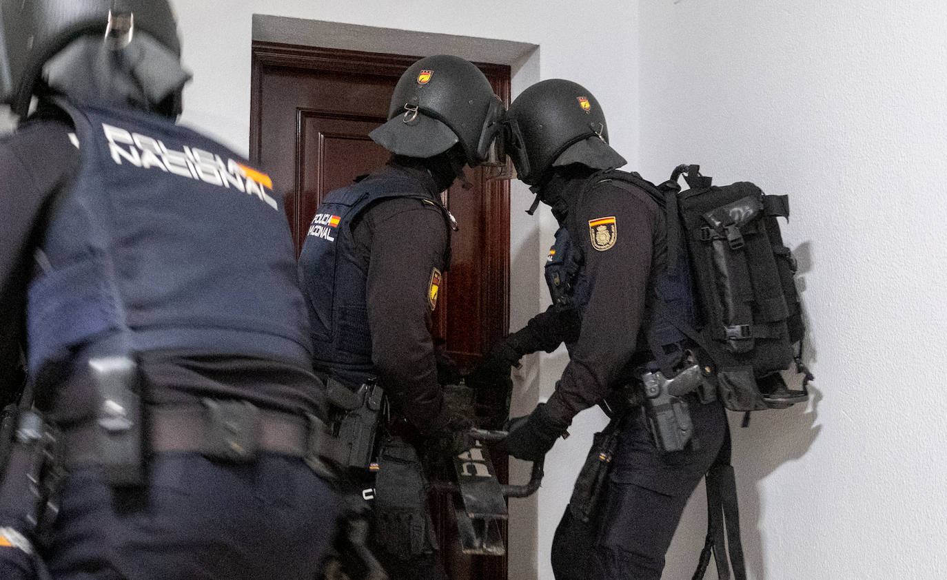 Fotos: Operación de la Policía Nacional antidroga en la barriada de la Paz de Cádiz